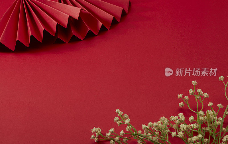 中国风格的红色背景和红色折扇和小花