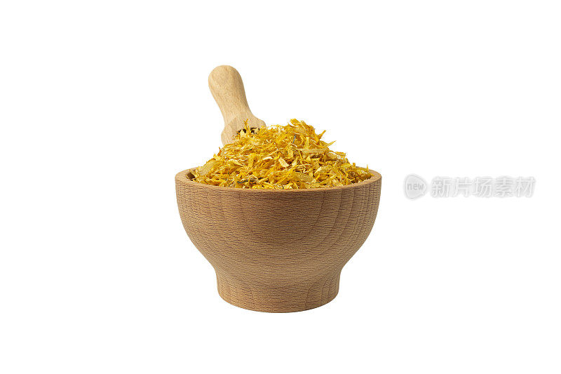 干金盏花或万寿菊花瓣在木碗和勺孤立在白色背景上。