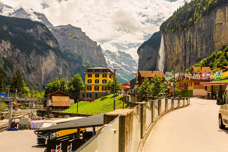 山上的房子。Lauterbrunnen。Staubbach瀑布。瑞士。山的风景。伯尔尼州。小木屋