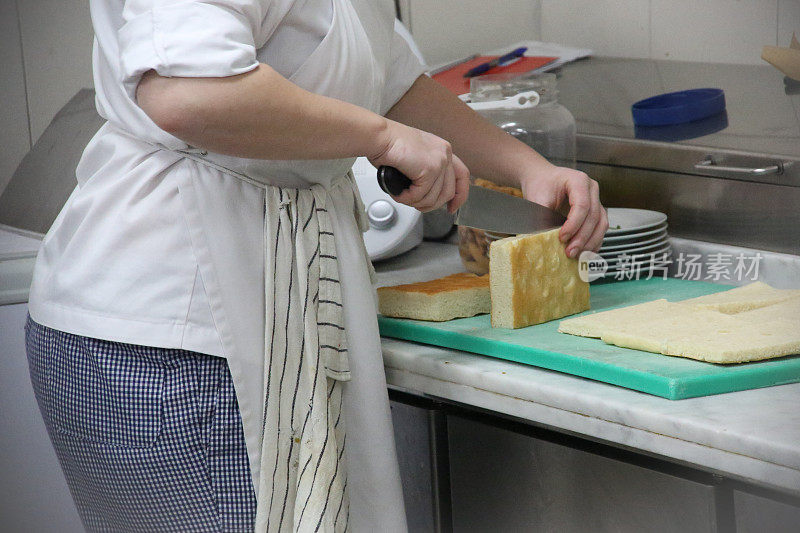 厨师在健康餐厅的厨房里准备食物