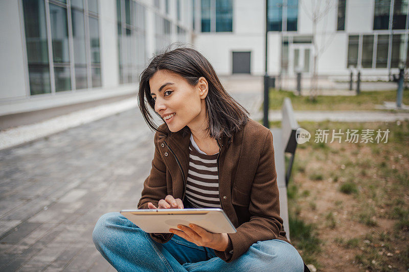 坐在大学大楼前的公园长椅上是如此的宁静和放松