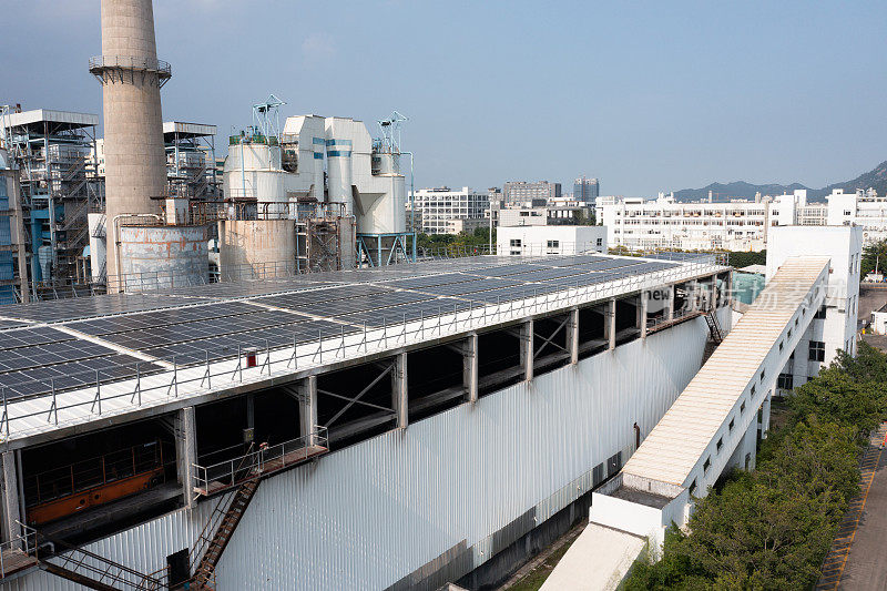 太阳能光伏板安装在工厂的屋顶上