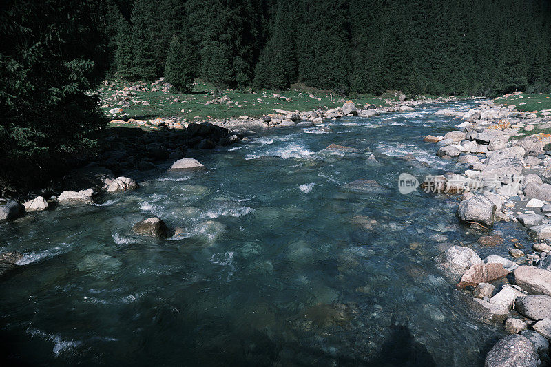 山河中景