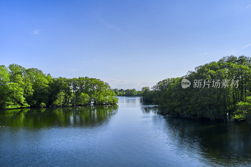 夏日湖面鸟瞰图