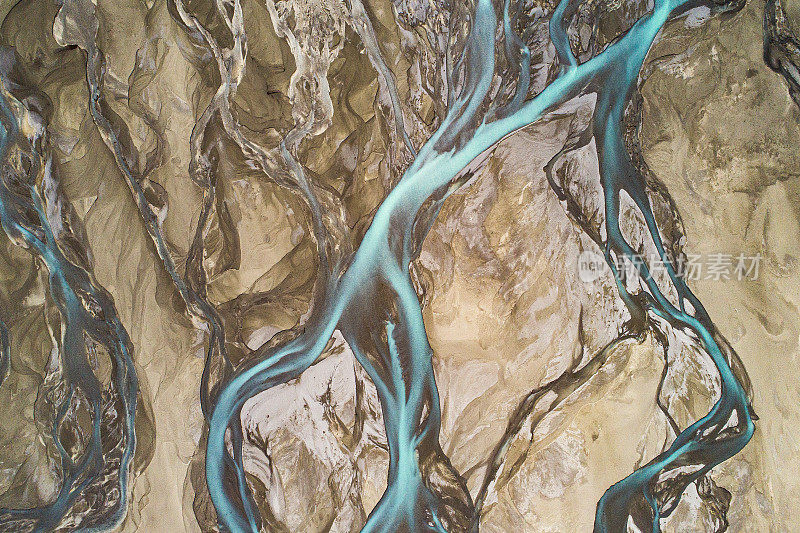 冰川径流对河流辫状系统的航空透视