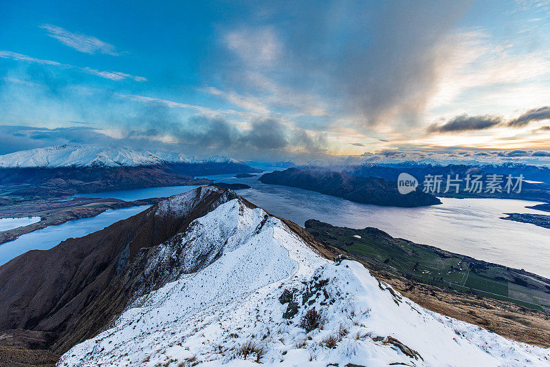 日出时的全景，雪山和冰川湖的壮观景观