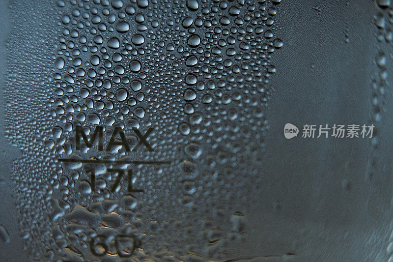 玻璃上的最大指示，水壶上有冷凝水