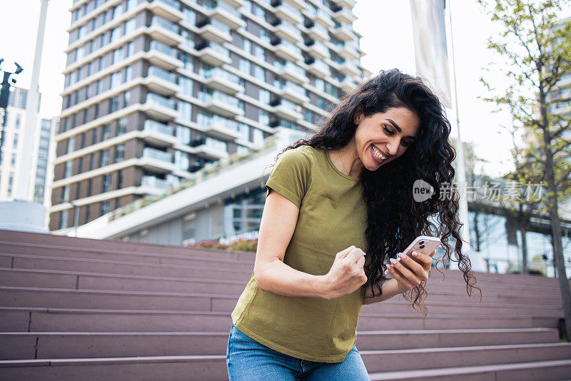 一名年轻女子使用智能手机的照片