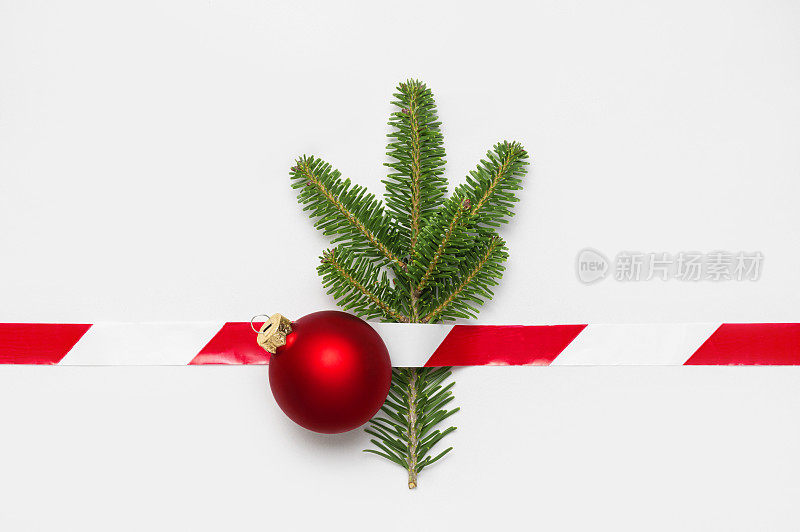 冠状病毒2019-nCoV期间2021年新年和圣诞节的概念。红球绿杉木树枝禁止带在浅色背景平躺顶视图。呆在家里。隔离禁行假期