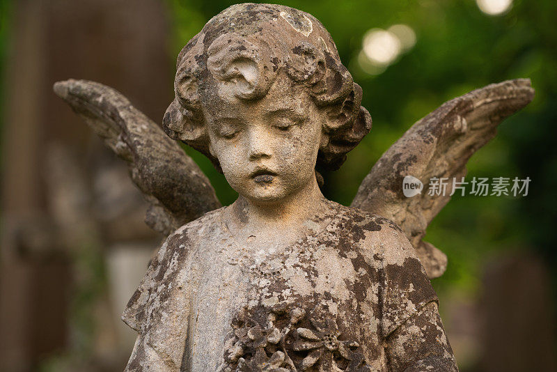 死亡的概念。悲伤的小天使的哭泣象征着痛苦、恐惧和人类生命的终结。古代雕像的残片。