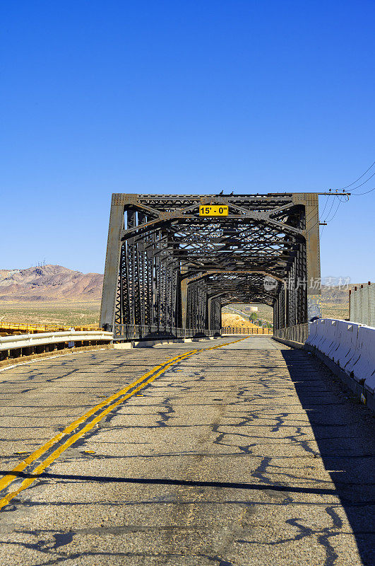 加州巴斯托的铁桥