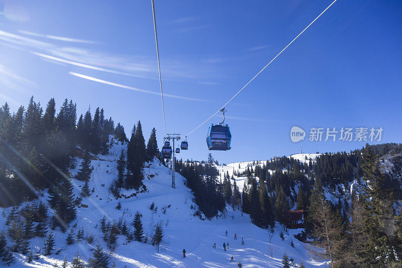 在波斯尼亚和黑塞哥维那的Jahorina滑雪场，滑雪者乘坐缆车