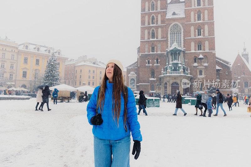 快乐的女人在克拉科夫思考下雪的冬天