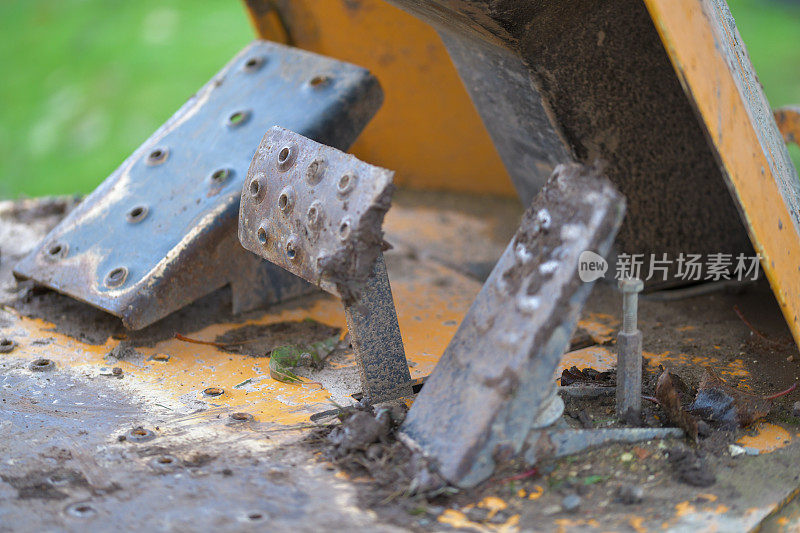挖掘机载重重型行驶踏板、离合器、刹车和加速踏板，周围有泥浆