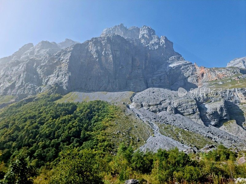 瑞士阿尔卑斯山的山峰