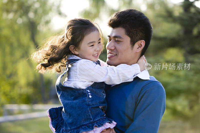 父亲高兴的抱着女儿