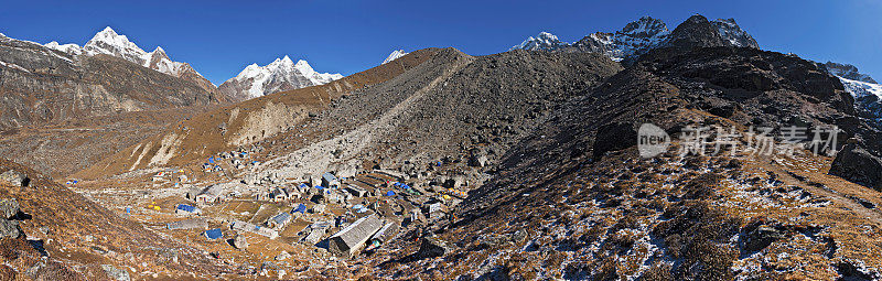 夏尔巴人村高海拔的山顶小屋全景喜马拉雅山尼泊尔