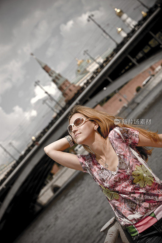 快乐的年轻女子在莫斯科享受夏天
