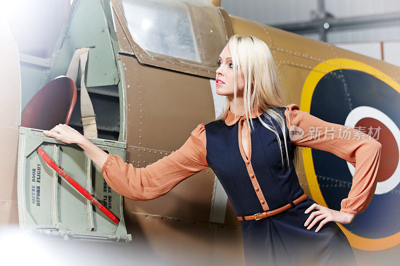 漂亮的金发模特在二战飞机上