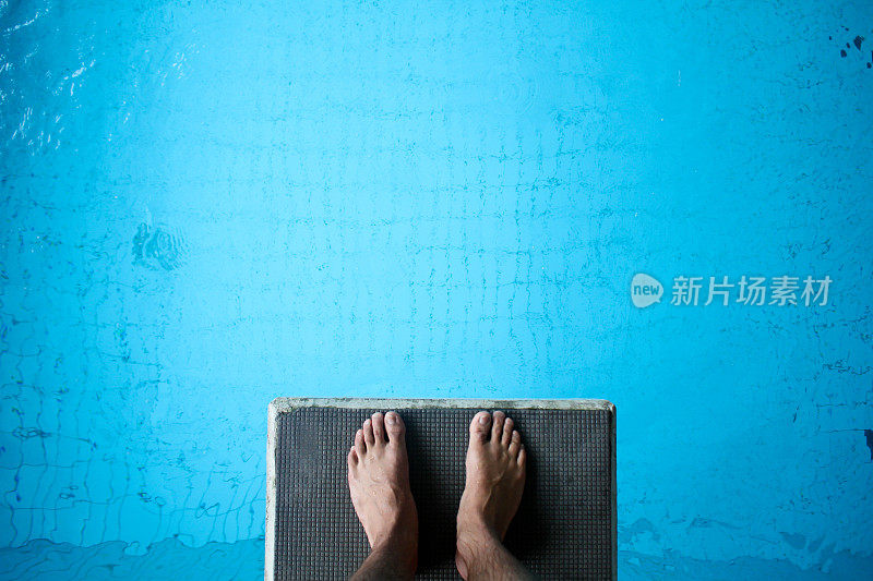 鸟瞰图的人的脚在跳水板上的蓝色