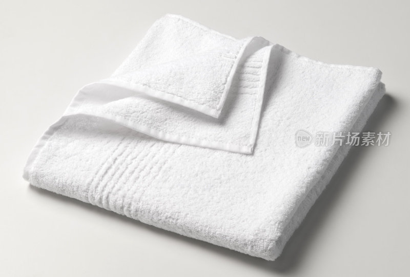 折叠好的白毛巾等着用