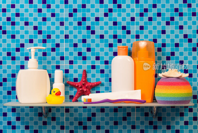 浴室的儿童卫生架子，抽象的蓝色。