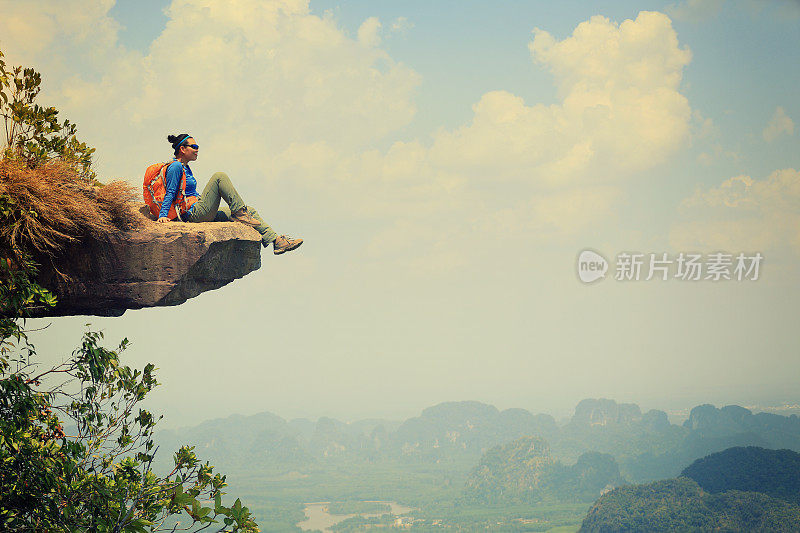 一位年轻的亚洲女子在山顶欣赏风景