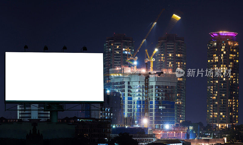 建筑用起重机和建筑物上的空白广告牌