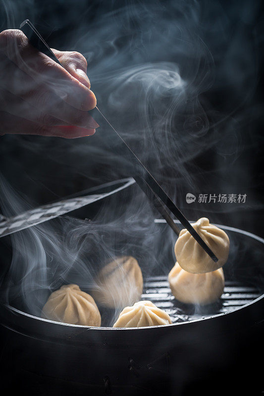 木制蒸笼里的美味热腾腾的中国饺子