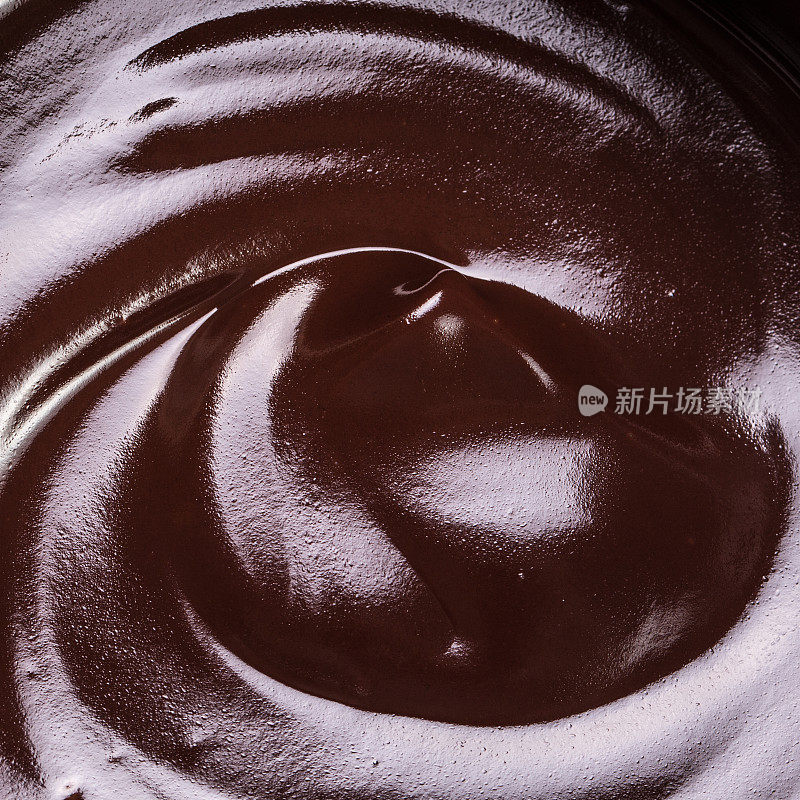 黑巧克力融化的微距图像