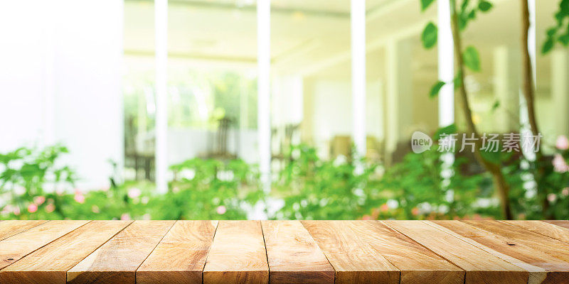 木制桌面从花园的绿色在早上的背景。
