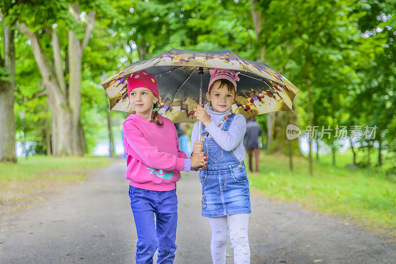 女孩们撑着伞在雨中走