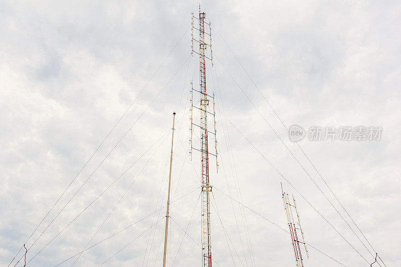 天空多云的无线电发射塔。