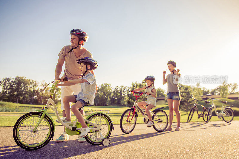 家人骑自行车