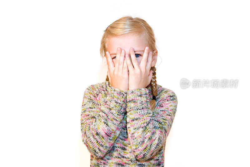 可爱害羞的小女孩藏着她的脸