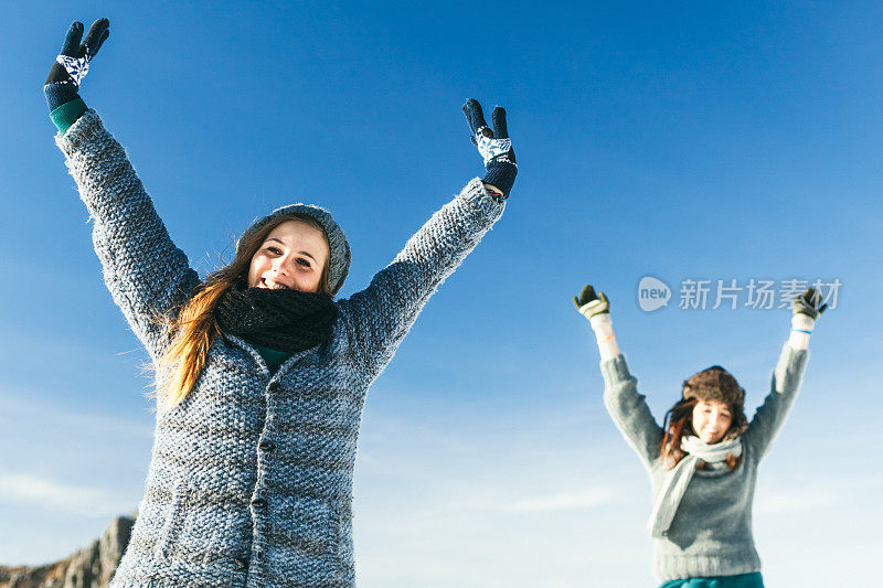 女孩们玩雪玩得很开心