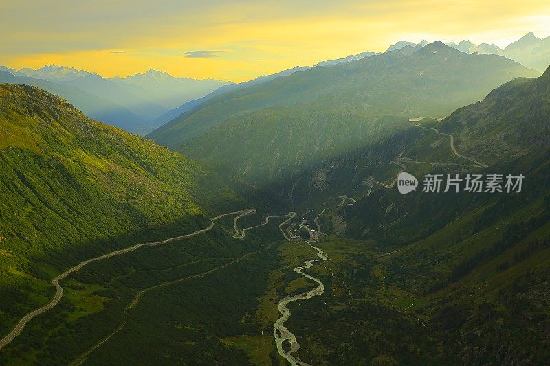 格里姆塞尔山口阿尔卑斯山景观全景:穿越瑞士阿尔卑斯山的山口公路