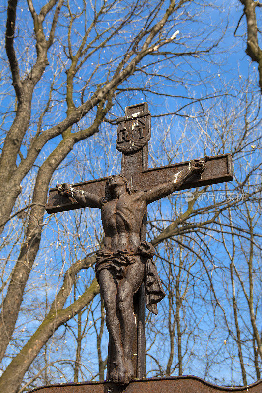 基督教十字架对着天空