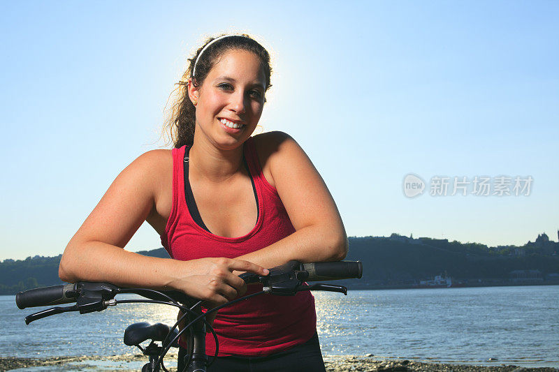 运动女人-自行车站立微笑