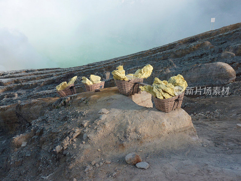 印度尼西亚卡瓦伊真火山上装满硫磺的篮子