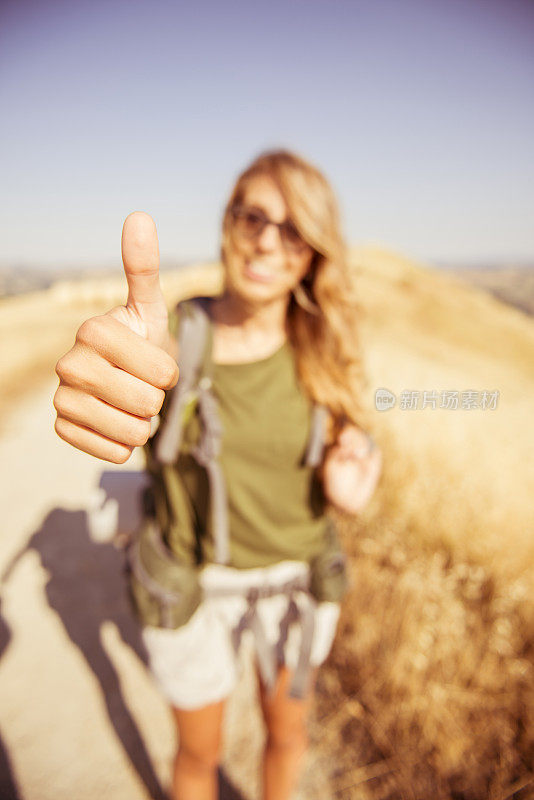 一个年轻的意大利女人在大自然中漫步