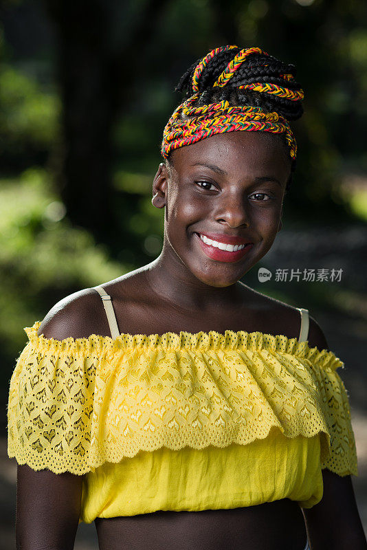 非洲裔巴西年轻女子肖像与非洲辫子