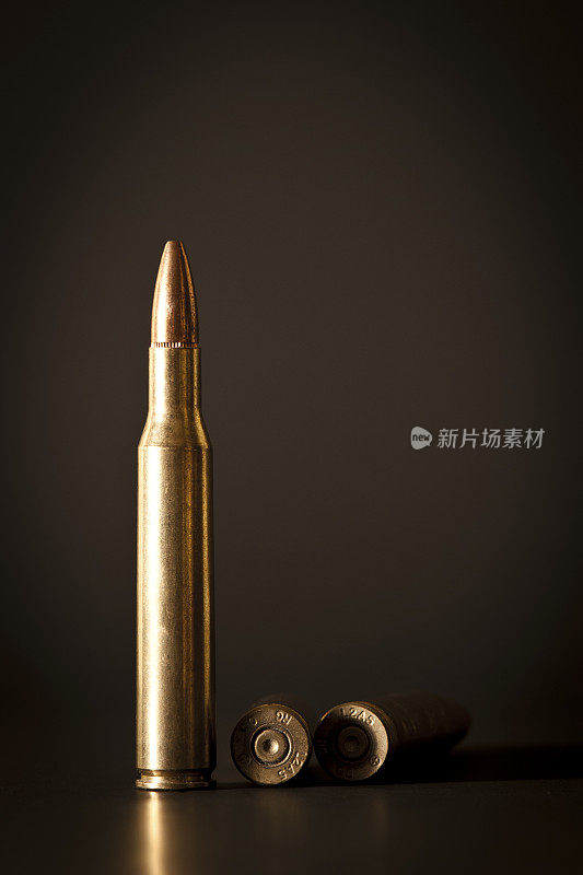 7.62毫米口径子弹隔离在黑色复制空间