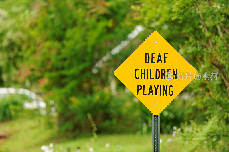 聋哑儿童玩路标