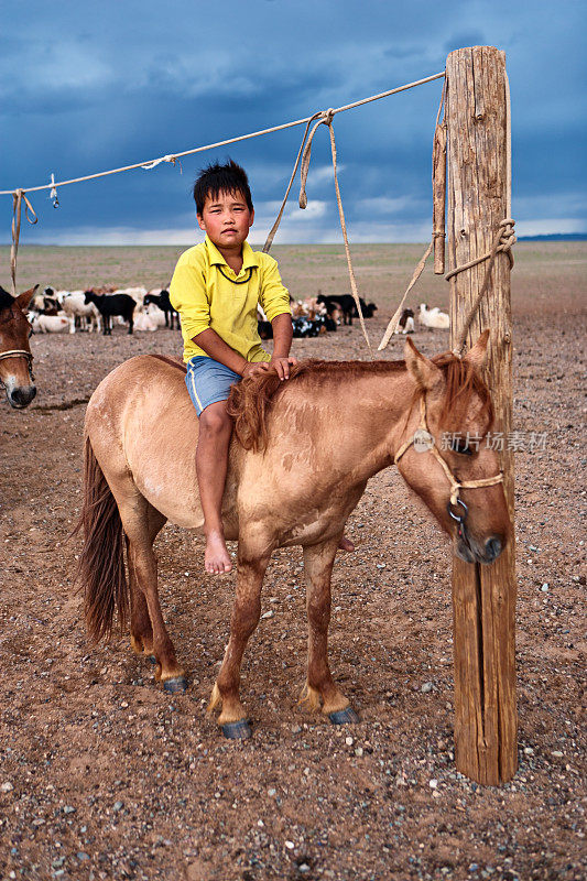 骑马的蒙古男孩