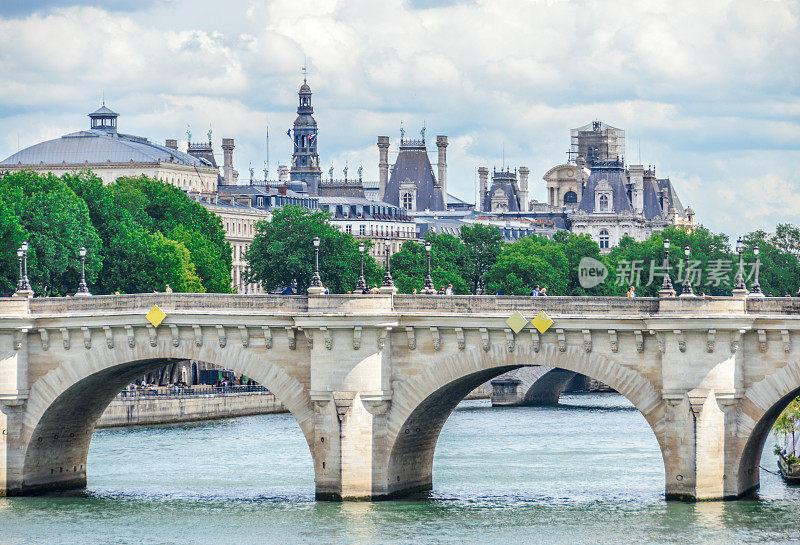 塞纳河沿岸的巴黎街景和建筑