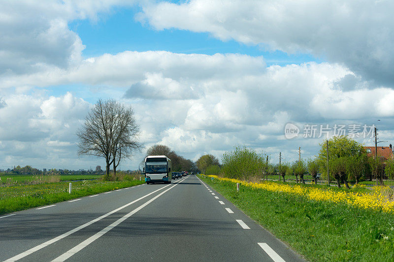 荷兰乡村风景巴士