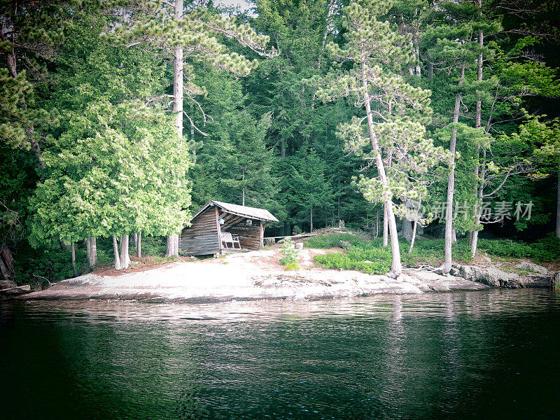 沿湖岸的阿迪朗达克小屋棚屋，纽约森林