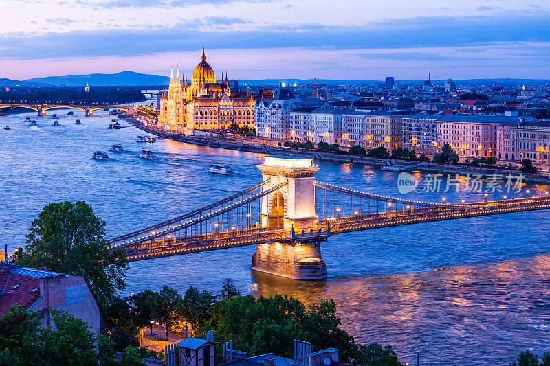 布达佩斯的匈牙利议会大楼和铁链桥。