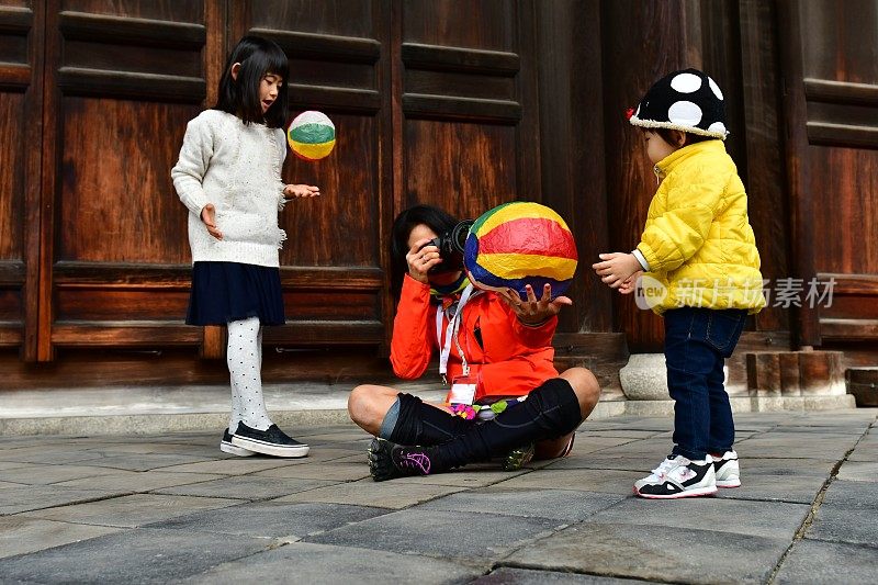 日本女孩，男孩和女摄影师在日本京都东福寺